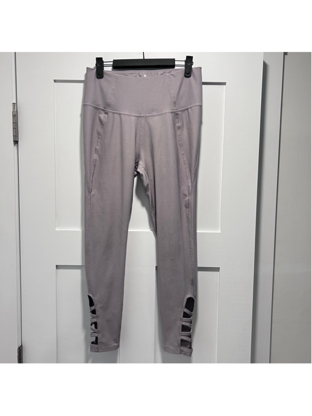 Apana High Waist Lavender Leggings with Cut-Out Detail – Size Medium